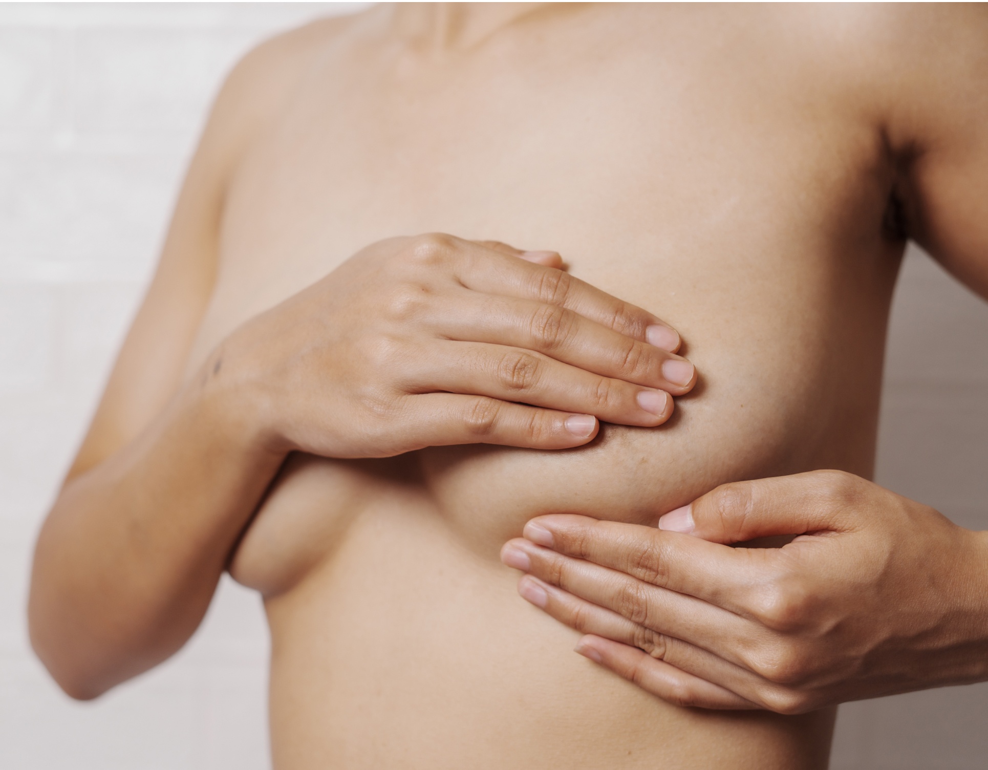 Poitrine d une jeune femme cacher avec ses mains reconstruction mammaire autologue | Dr Barbera Paris