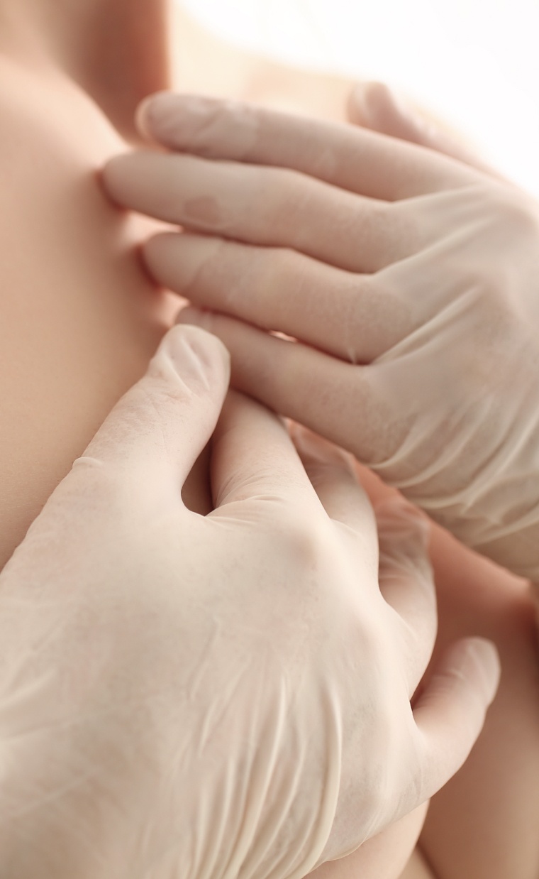 Photo des mains d une femme avec des gants posee sur sa poitrine Chirurgie mammaire reconstruction mammaire | Dr Barbera Paris