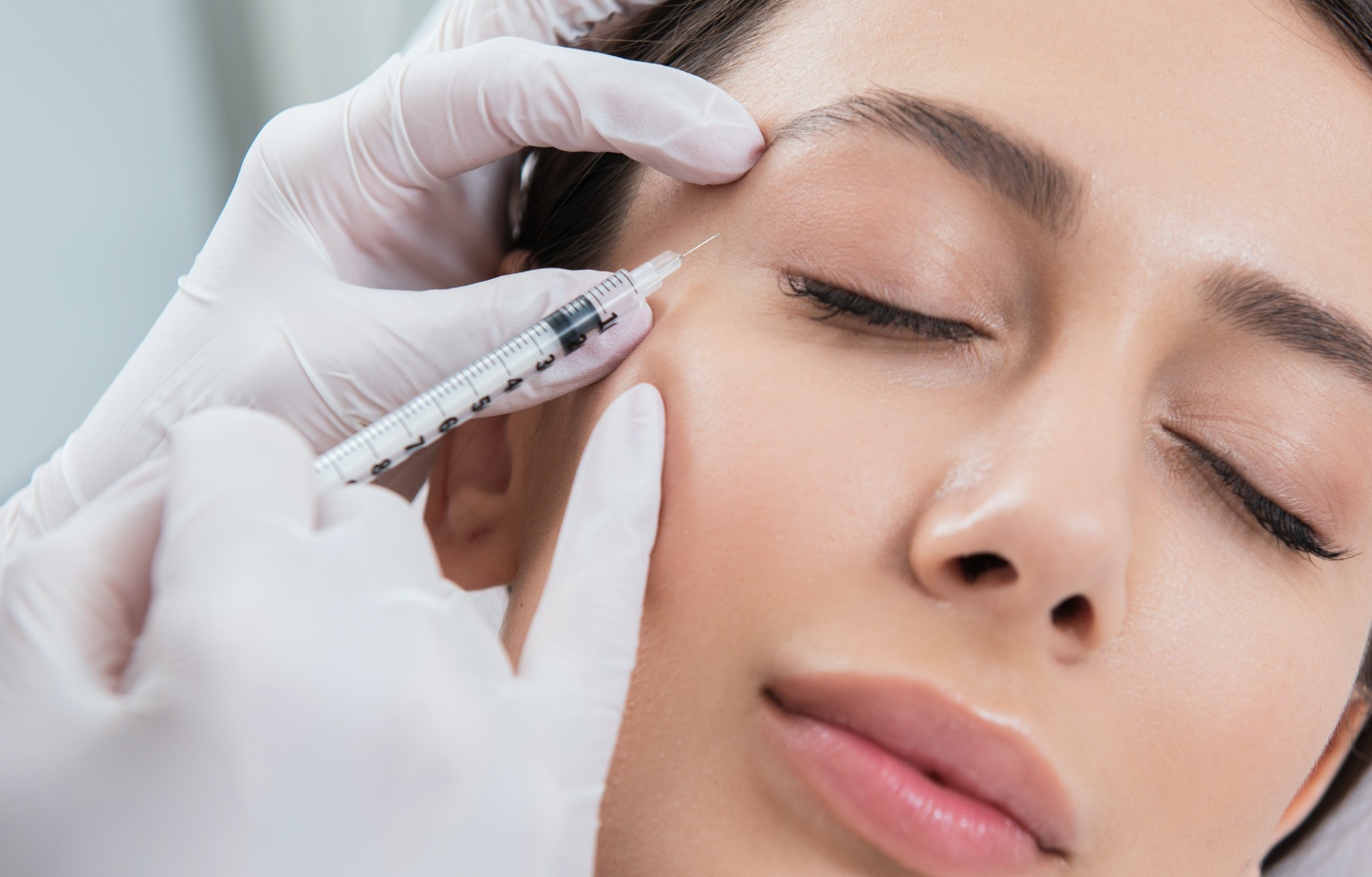 Visage d une jeune femme se faisant des injection au paupieres Injections de botox | Dr Barbera Paris